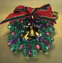ハンドメイド　クリスマスリース ブローチ ビーズ装飾