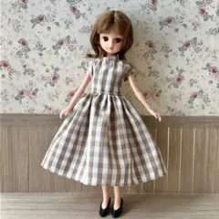 リカちゃん　ギンガムチェックのワンピースのサムネイル