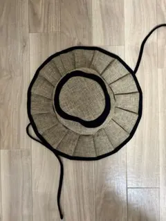 フリル付きベージュと黒のバケットハット