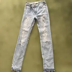 Stradivarius スキニーデニム ダメージ加工 ライトブルーのサムネイル