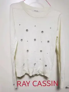 RAY CASSIN ビジュー 薄手ニットカットソー トップス　クリーム色のサムネイル