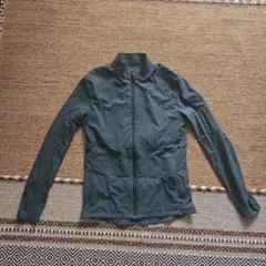 COS リサイクルポリエステル素材ランニングジャケット