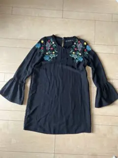 黒いフラワー刺繍ミニワンピース