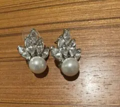 ケネスジェイレーン　クリスタルとパールのピアスのサムネイル
