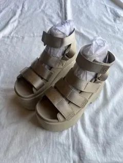 UGG ゴールデンライズ サンダル 白 23cm - メルカリ