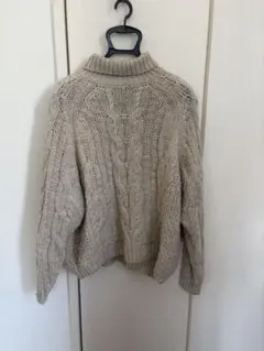 ベージュ ケーブルニット タートルネック