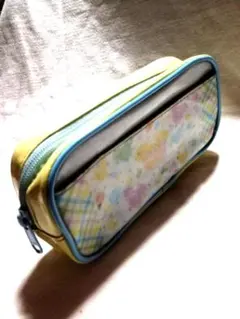 ミッキーマウスがデザインされたパステルカラーのペンケース