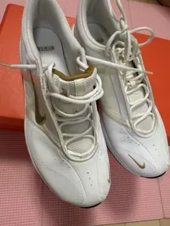 Nike ホワイトスニーカー ゴールドロゴ