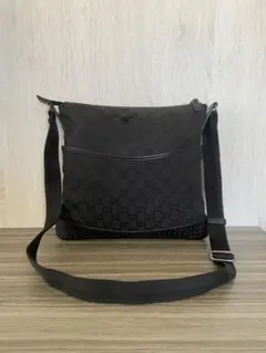 GUCCI ショルダーバッグ　GG柄　キャンバス　ブラック　レザー　パンチング