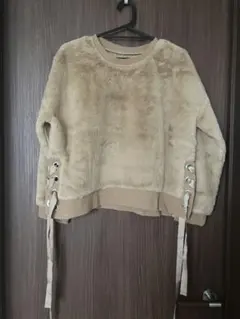 ベージュ ファー トレーナー サイドリボン　フリーサイズ