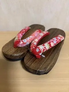 赤い花柄鼻緒の木製下駄　子ども用　未使用品