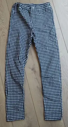 黒と白のチェック柄スリムフィットパンツ　GU