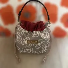 ハンドメイドポーチ　持ち手付き　巾着　カメリア柄　グレー　赤　ミニ巾着バッグ