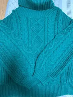 グリーン ケーブル編み タートルネック ニット