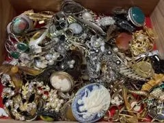 2025年最新】ブローチ まとめ 大量の人気アイテム - メルカリ