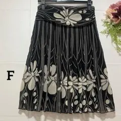 フレアスカート　フラワープリント　黒　白　オフィス　通勤　S〜M相当のサムネイル