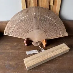扇子　20cm 白檀　宮脇賣扇庵　透かし彫り　繊細　細工　工芸　着物　和装 扇子 20cm 白檀 宮脇賣扇庵 透かし彫り 繊細 細工 工芸 着物 和装