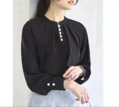 新品タグ付き ルイルエブティック スリットパールスタンドカラーブラウス 黒 M