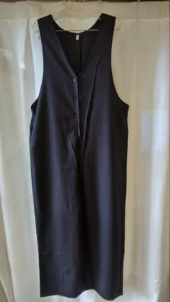 黒いボタン付きロングサロペット