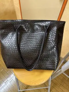 黒の編み込みトートバッグ