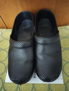 ダンスコ クロッグ　パンチング皮革　 黒　39