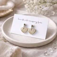 チェックハートピアス　プラ板　ゴールドラメ　ハンドメイド