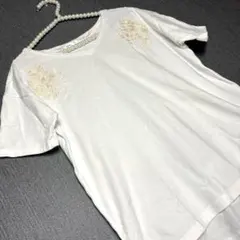 ikka ホワイト Vネック Tシャツ 花柄刺繍付き　白　イッカ