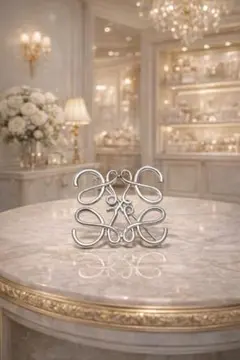 新品コーデを格上げするエレガント曲線美が魅力装い気品添えデザインブローチシルバー