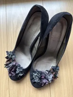 【レディース】黒の花柄装飾中ヒールパンプスのサムネイル