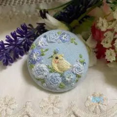 ハンドメイド くるみボタン刺繍ブローチ♡薔薇とネモフィラリースとオカメインコ