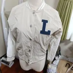 ベージュ L刺繍 ボンバージャケット