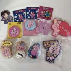 BT21 COOKY キーホルダー ステッカー　缶バッジ　セットのサムネイル