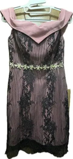 ピンクと黒のストライプタイトドレス