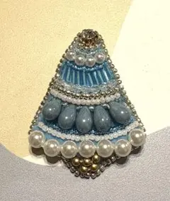 クリスマスツリーのブローチ（水色）ビーズ刺繍　ハンドメイド