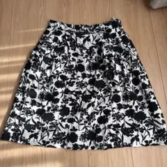 ロペピクニック　スカート　モノトーン花柄