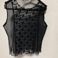 シースルー素材のノースリーブトップス