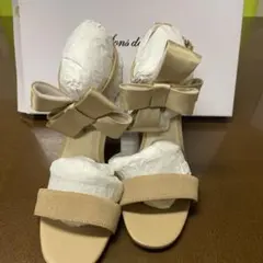 リボン付きベージュ中ヒールパンプス