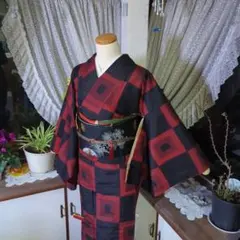 暗い赤と、黒で織り込まれた格子模様が粋な、アンティークのお着物です