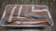 毛糸で手編みした炬燵正方形上掛けのサムネイル