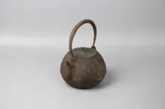 明治 鉄瓶 岩肌 陽刻　梅月　銅蓋 提手付 約1500ml 茶道具 FY1-1 明治 鉄瓶 岩肌 陽刻 梅月 銅蓋 提手付 約1500ml 茶道具 FY1-1 - メルカリ