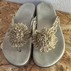 ISLAND SLIPPER ゴールド フラワー トング サンダル 6のサムネイル