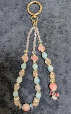 ビーズと花モチーフのキーホルダー