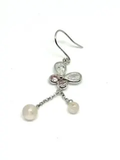 蝶の形状の片耳用ピアス