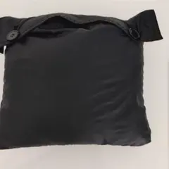 접어서 컴팩트하게 보관할 수 있는 다운 재킷 백에 넣을 수 있습니다.