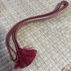 赤色と金色の房付き帯締め