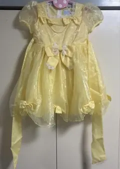 黄色のフリル付きドレス