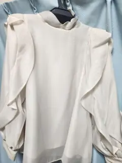 SNIDEL★タグ付きオフホワイトブラウス