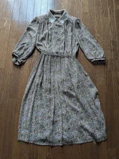 レトロな花柄ワンピース