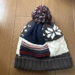 ポンポン付きニット帽 雪の結晶模様