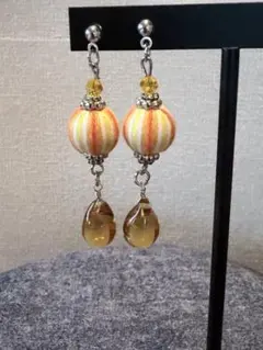 ビタミンカラーの巻き玉とドロップビーズのピアス　ハンドメイド　金具変更可